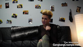 Csoportos Szex creampie - punk hajú kishölgy interjúja a gruppenről