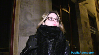 Public Agent - francia túrista kishölgy a lépcsőházban