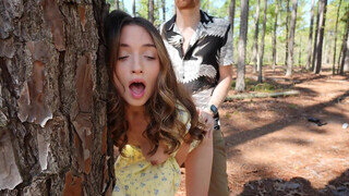 Brooke Tilli megbaszva az erdőben
