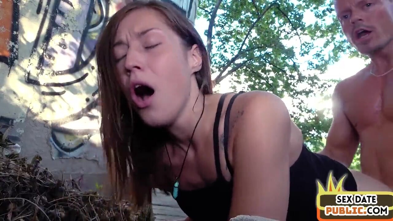 Mina K medina nyilvános kupakolása