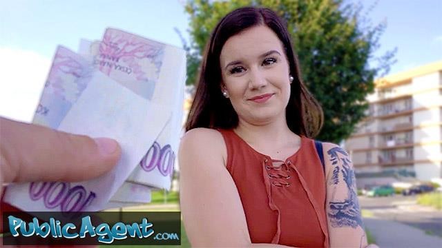 Fullos kicsike Eliss meztelenül pózol amatőr fotózáson