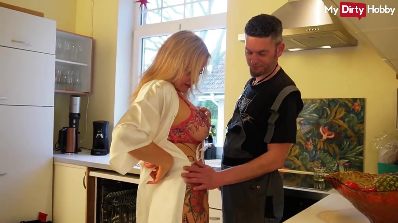 Forró és szar milf gina tomic csábítja és megdugja a javítót