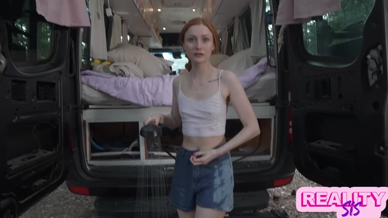 Csintalan természetjáró Scarlet Skies megdugja mostohatestvérét lakóautóban