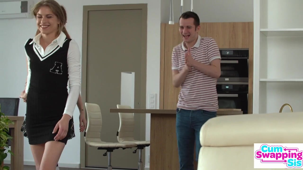 Bonnie dole forró leszbi szexet ad elő barátnőjével Liz Ocean nélkül, ám nevelő testvére bekapcsolódik a vad hármasba