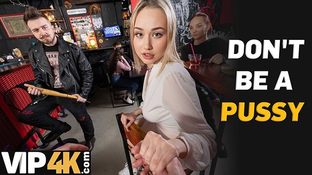 Bátor világos szőke pornósztár bassza idegen hapsit a bárban