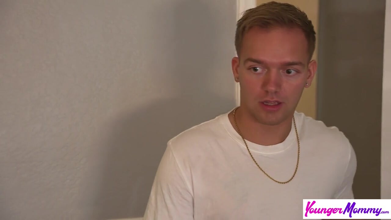 Kenzie Love figyeli, hogy a nevelő fia megdugja a szűz pináját – szigorú anyai tanács