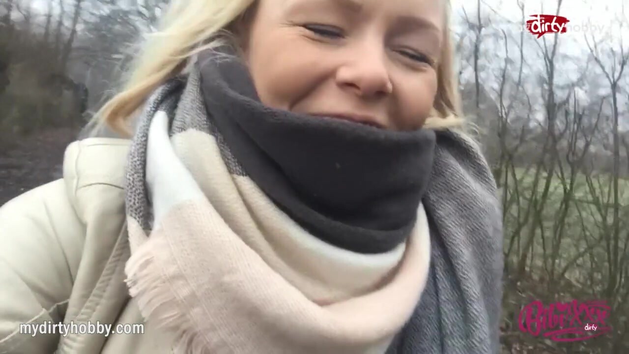 Forró fiatal kiscsaj kerékpáron dörzsöli lucskos puncáját