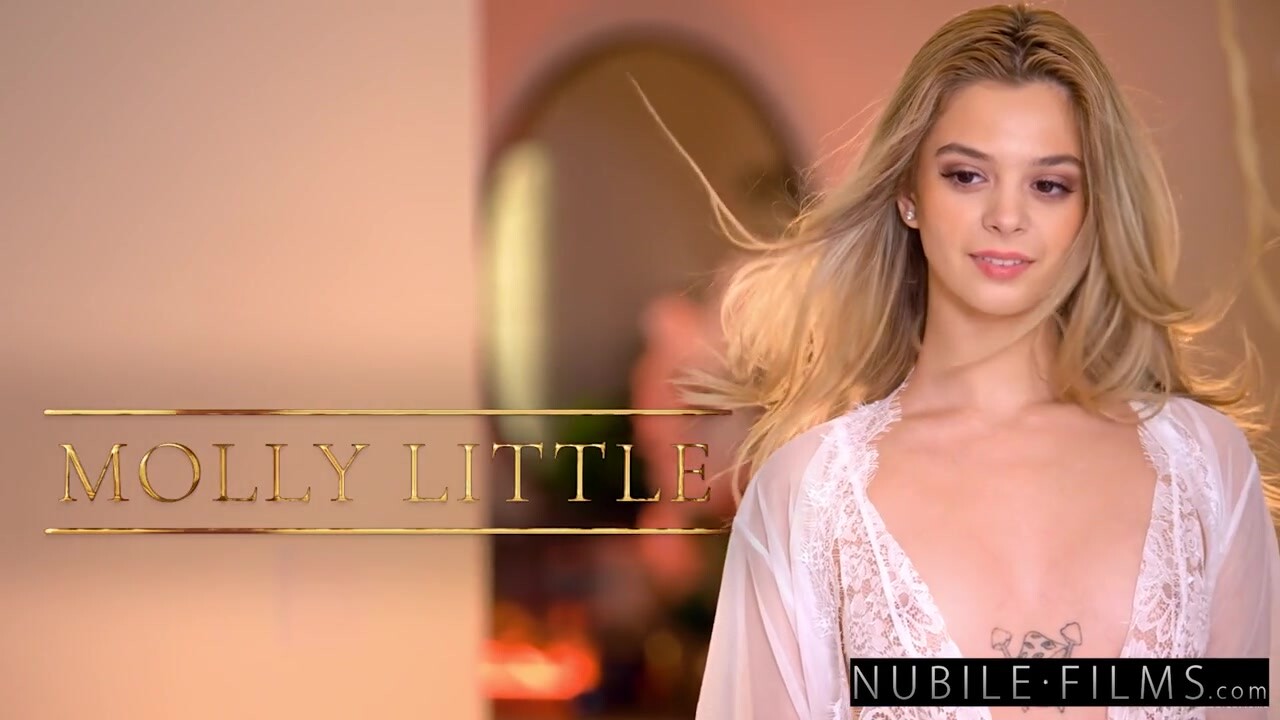 Karácsonyi varázslat csoportos dugással Molly Little, Alex Coal és Anna Claire Clouds