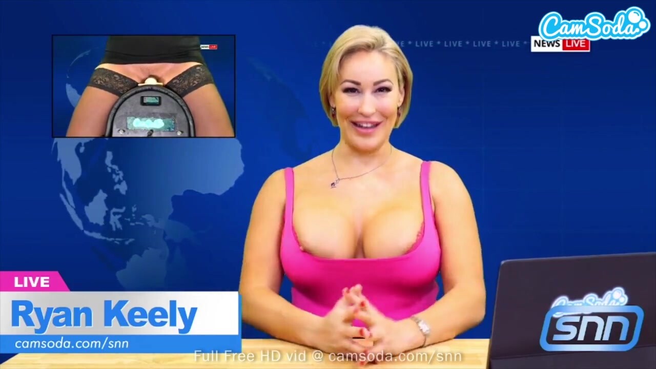 Ryan Keely nagyméretű tőgyes milf hírek olvasása közben élvezi a sybian lovaglást