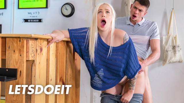 Szarvak a barátnőnek: Arteya Dee kufircolja a hotelfiú gigantikus faszával