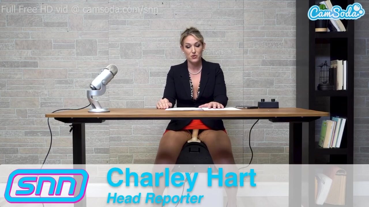 Charley Hart élvezi a sybian műfaszot a híradóban