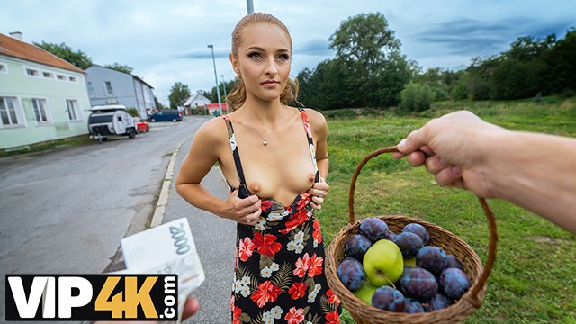Vörös kiskondás puncáját mutogatja barátja autójában