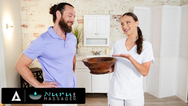 Brad Newman kipróbálja saját nuru olaját egy forró masszőzővel