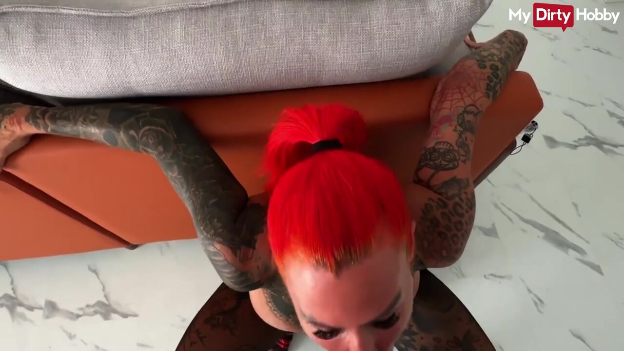 Vörös hajú milf Cat Coxx lába közé engedi a party idegent