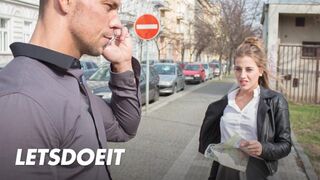 Lenyűgöző turista Silvia Dellai mélyen megkamatyolva egy helyi hapsi által