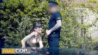 Rendőr megdugja a sötét hajú geek pipit és rálövi a szemüvegére - fake cop