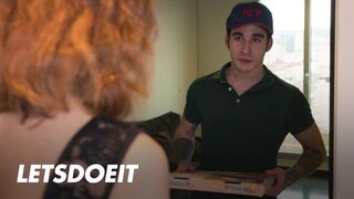Megcsaló bula Arian Joy először a barátját baszogatja, aztán a kézbesítő csóka megdugja jól