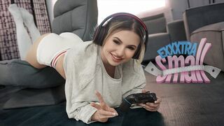 Kicsike tinédzser nőci Aria Banks elkapja magas mostohabátyját Chris Epicet, aki a szobájában veri a pöcse