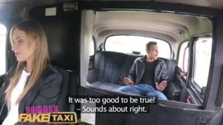 Tinédzser fickó gyorsan megdugja Angel Piaff szaftos csupasz puncáját a hamis taxiban