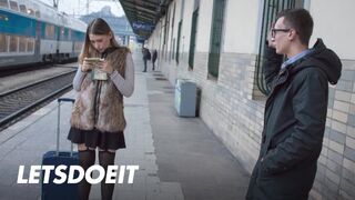Selvaggia zsenge kisasszony felfogta Charlie Dean nagyméretű faszát egy gyors pov dugásra
