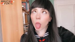 Japán iskoláslány mélyen orálozza a léce és vadul lovagol rajta