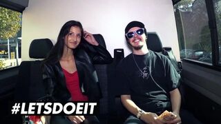 Vékony fekete Coco Kiss pénzért leszopja a bazinagy néger fazt az autóban