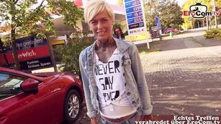 Utcán baszás német benzinállomáson: pov milf cumizás