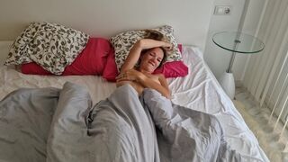 Szenvedélyes fickó megbassza a haver feleségét, miután az lelépett, és pov videót készít neki