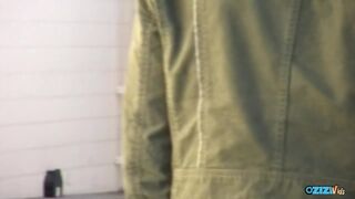 Kisbusás szajha bassza magát idegennel nyilvános vécében