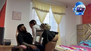 Egyedül vagyok a tesóm szívdöglesztő barátnőjével, és gumi nélkül megbasszuk egymást, bele is élvezek a pinájába