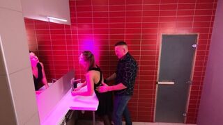 Éjszakai klubban történő valódi kúrás és beleélvezés a nyilvános wc-ben