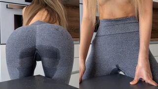 Zsenge csajszi vadul dörzsöli magát az asztalhoz, amíg a leggingse telis-tele spriccel