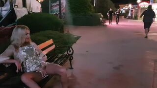 Őrült orosz kis csaj masturbál és pisil a nyilvános utcán