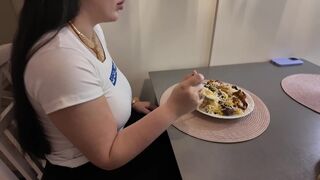Szexi 20 éves gádzsi megbassza magát az legelső randin