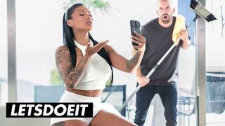 Gyönyörű Kolumbiai MILF Mariana Martix Keményen Megkefélve az Asszisztens által a LetsDoeIt Csatornán
