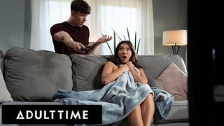 Adult Time dögös kalandja - Kimmy Kimm maszturbáláson kapva, de nem tud ellenállni a orbitális farknak