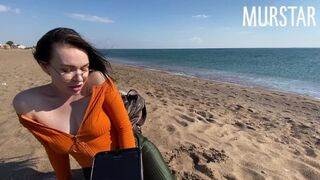 A cafka felajzott az interaktív játéktól és szopott a strandon