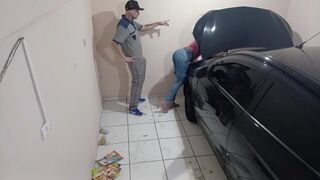 Csábos tini ringyó a szerelőnél szexel az alkalmazottal