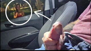 Mutattam a faszomat egy csábító ismeretlen nőnek a buszmegállóban nyilvánosan!