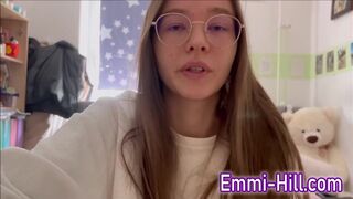 Fiatal cafka keményen ujjazza magát és spriccel!