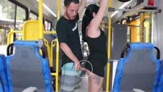 Vén srác dörzsöli és kiveri a barnára a buszon, amíg el nem élvez