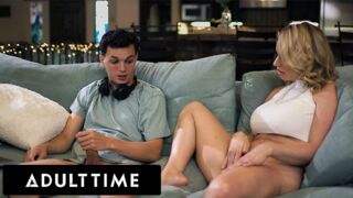 Adult Time exkluzív - Fullos MILF elkapja mostohafiát peckezés közben és csatlakozik hozzá