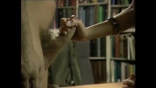 Arcra ülő dominatrix öklözi a rabszolga popsiját miközben megdugja