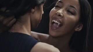 Ebony Vampire Mistress Lia Lin elcsábít egy brazil termetes kannás tinédzser kisasszonyt a Vampired könyörtelen domina játékában