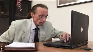 Ribi MILF titkárnő cidázza ki a mocskos főnökét