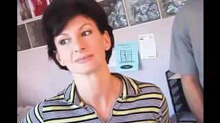 Sharon Mitchell feleségként cidázza és fenékbe veszi Mark Wood farkát retro stílusban