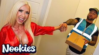 Mandy Monroe különleges kolbász kiszállítása és forró szeretkezése a Nookies csatornán