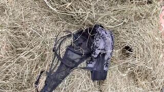 Méretes popsis szépkorú nő leszopja a paraszt farkát a disznóólban