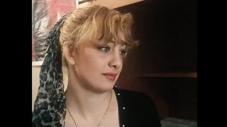 Világos Szőke nagymellű csajok szőrös puncit szopnak bazinagy farokkal retro jelenetben