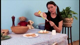 Zsenge spiné orbitális popsija cumizza a óriási kukacot mielőtt a muffja ujjazva és reszelve lesz